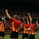 Spelers van KV Mechelen vieren uitbundig in het stadion na de zege tegen RSC Anderlecht.