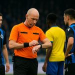 Scheidsrechter op het veld tijdens Sporting Charleroi tegen Club Brugge in de slotfase