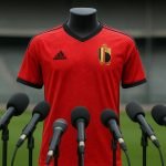 Een neutrale sfeerfoto met een Rode Duivels-shirt en sponsorlogo’s in een persomgeving