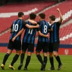 Spelers van Club Brugge U19 vieren in het stadion na de 0-4-zege bij Atlético Madrid in de UEFA Youth League