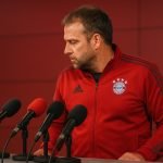 Vincent Kompany tijdens een persmoment bij Bayern München in aanloop naar de Champions League
