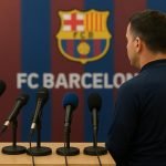 Hansi Flick tijdens een persconferentie van FC Barcelona