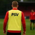 Sfeerbeeld van een PSV-speler op training, zonder herkenbare gezichten