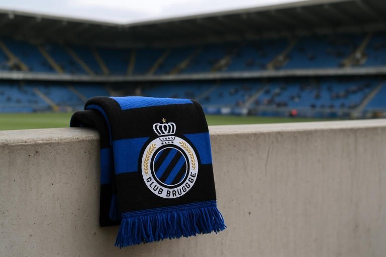 Stadionbeeld met Club Brugge-kleuren in transfercontext, zonder herkenbare gezichten