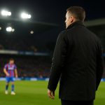 Will Still langs de zijlijn in een Engels stadion tijdens een wedstrijdcontext
