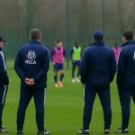 Jérémy Taravel in Anderlecht-context tijdens een trainingsmoment, met focus op de staf en het veld.