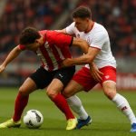 Spelmoment tijdens Antwerp tegen Standard op de Bosuil, met spelers in duel zonder herkenbare gezichten.