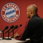 Vincent Kompany op een persconferentie van Bayern München in de Champions League