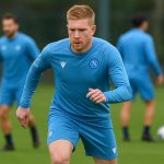 Kevin De Bruyne in trainingskledij bij Napoli tijdens een sessie op het oefencomplex