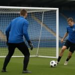Doelzone in het Jan Breydelstadion bij Club Brugge, met keepersmateriaal op de achtergrond.
