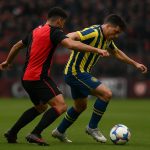Gastón Ávila in actie voor Rosario Central tijdens de wedstrijd tegen Newell's Old Boys