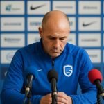 Nicky Hayen tijdens een persmoment van KRC Genk in aanloop naar de Europese verplaatsing naar Freiburg.