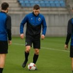 Sfeershot van een training bij Club NXT met een jonge spits op de voorgrond
