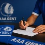 Een contractondertekening in de Planet Group Arena met het logo van KAA Gent op de achtergrond