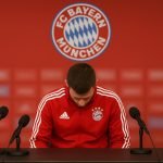 Vincent Kompany tijdens een persmoment met Bayern München in de Champions League