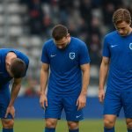 Teleurgestelde spelers van KRC Genk na de nederlaag tegen SC Freiburg in de Europa League