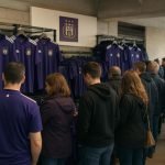 Supporters van RSC Anderlecht in de fanshop met uitgestalde shirts tijdens een open moment