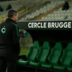 Sfeershot rond Cercle Brugge na het ontslag van Onur Cinel, met staf en spelers op de achtergrond