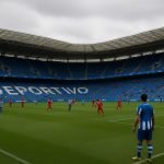 Stadionbeeld rond Deportivo La Coruña met spelers op de achtergrond