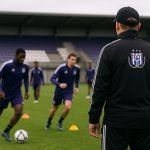 Trainingsmoment bij RSC Anderlecht met een coach die aanwijzingen geeft, zonder herkenbare gezichten.