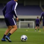 Speler van RSC Anderlecht op training, gezien van opzij, met focus op voorbereiding richting de match tegen Cercle Brugge.