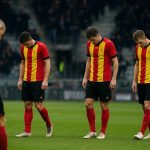 Spelers van KV Mechelen druipen teleurgesteld af na een match in de Champions' Play-offs