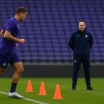Sfeerbeeld rond RSC Anderlecht met staff op de achtergrond tijdens een trainingsmoment