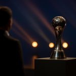 Neutrale sfeerfoto van een Laureus Awards-podium in Madrid met een trofee op de voorgrond.