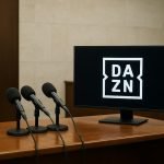 DAZN-logo in een neutrale tv-omgeving die verwijst naar uitzendrechten van het Belgisch profvoetbal