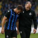 Een speler van Club Brugge verlaat geblesseerd het veld tijdens de match tegen Union Saint-Gilloise.