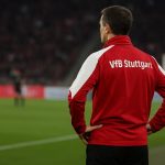 Sebastian Hoeneß als coach van VfB Stuttgart langs de zijlijn tijdens een wedstrijd