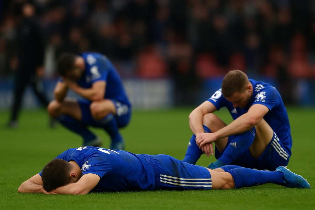 Teleurgestelde Leicester City-spelers na het gelijkspel tegen Hull dat degradatie bevestigde