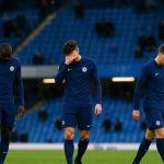 Chelsea-spelers stappen teleurgesteld richting het uitvak na de 3-0-nederlaag bij Brighton.