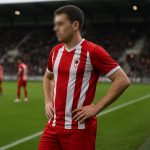 Spelers van Royal Antwerp FC vieren op het veld zonder herkenbare gezichten