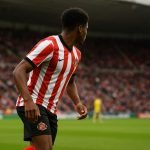Noah Sadiki in actie in een wedstrijdshirt van Sunderland