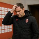 Joseph Oosting langs de zijlijn bij Royal Antwerp FC tijdens Standard-Antwerp