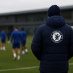 Avondbeeld van de omgeving rond Chelsea met trainingscontext zonder herkenbare gezichten