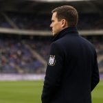 Alfred Schreuder langs de zijlijn in een neutrale coachescontext