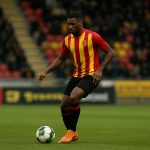 Noah Makanza in actie als middenvelder tijdens een wedstrijd van Helmond Sport