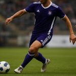 Yari Verschaeren in wedstrijdactie voor RSC Anderlecht.