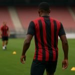 Rafael Leão van AC Milan tijdens een training, gezien van achteren