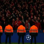 Stewards en supporters aan de reclameborden na onrust tijdens Bayern tegen Real Madrid