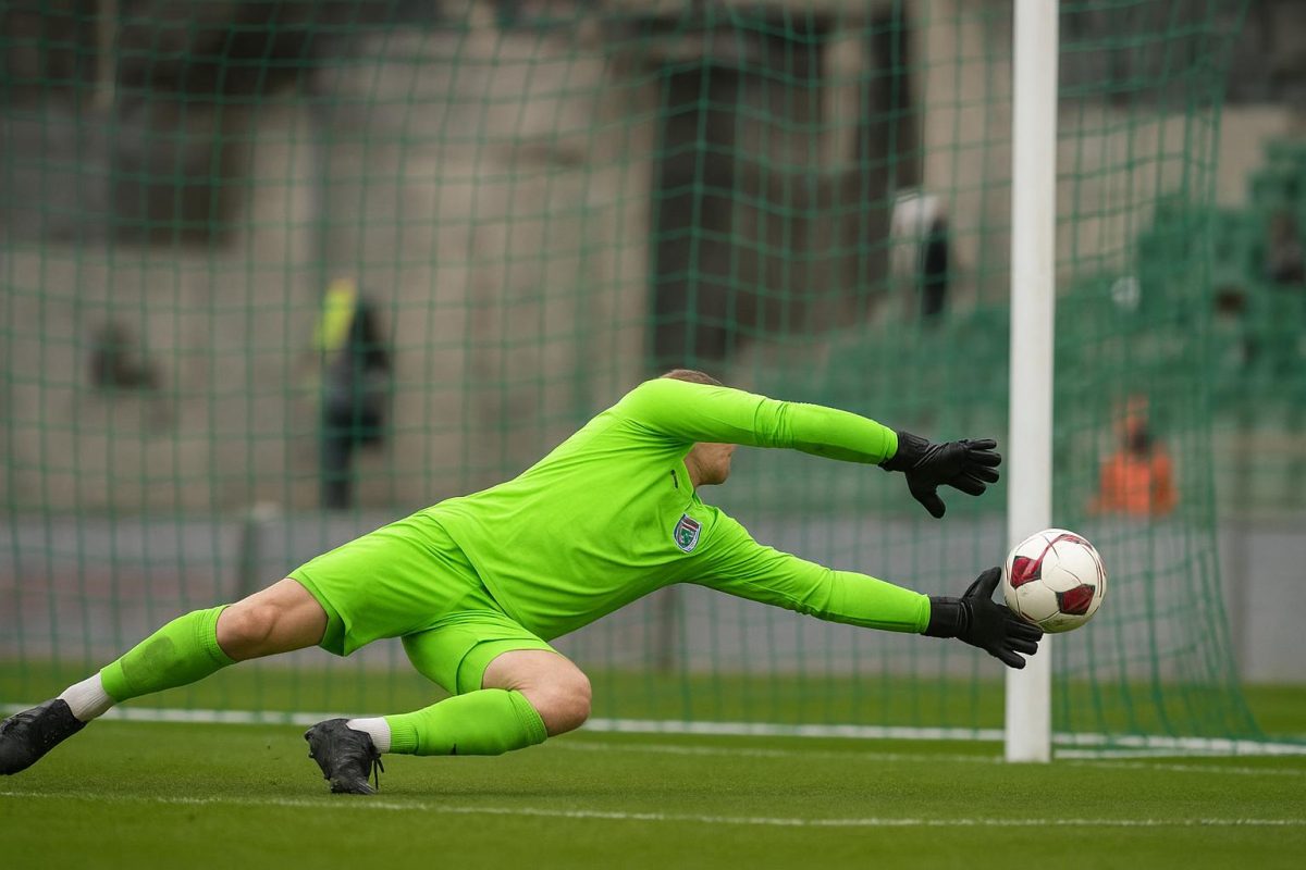 Marcos Peano, doelman van La Louvière, in actie tijdens een wedstrijd in de Jupiler Pro League