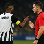 Yannick Carrasco van Al-Shabab reageert na zijn rode kaart in de finale tegen Al-Rayyan.