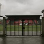 Stadionomgeving van RWDM met gesloten hekken op een rustige dag