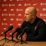 Arne Slot tijdens een persmoment bij Liverpool