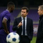 Een spits in trainingsoutfit met Eintracht Frankfurt-kleuren op de achtergrond
