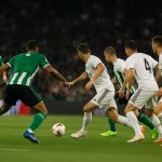Actiebeeld van Real Betis tegen Real Madrid met duel om de bal in het strafschopgebied.