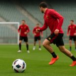 Sfeerbeeld van een training van de Rode Duivels met focus op de bal en spelers zonder herkenbare gezichten