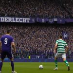 Sfeerbeeld in een stadion tijdens een Brusselse derby tussen RSC Anderlecht en Union SG, met spelers in actie zonder herkenbare gezichten.